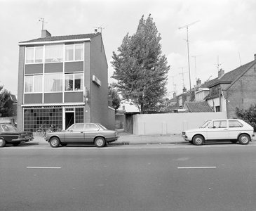 880961 Gezicht op de voorgevel van het pand Draaiweg 22-24 (café Wolf) te Utrecht, met rechts de achterzijde van panden ...